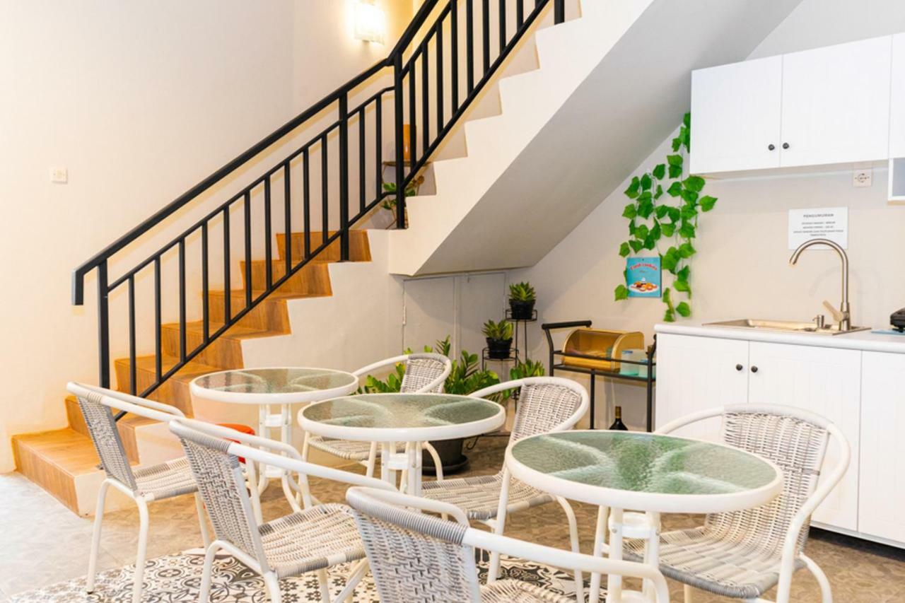 Reddoorz Hostel @ Di Panjaitan Simpang Lima Σεμαράνγκ Εξωτερικό φωτογραφία